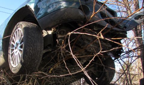 Шофьор с крадена кола се разби в ограда, бягайки от полицията в Сливен - 1