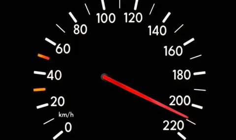 Нов "подвиг" на 19-годишен шофьор в Пловдив: Вдигнал 140 километра в час на булевард "България"  - 1
