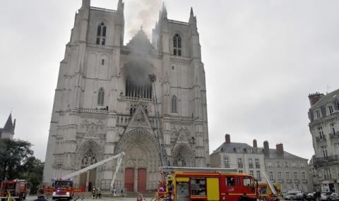 Умишлен палеж! Френската полиция задържа мъж след пожара в катедралата в Нант (ВИДЕО) - 1