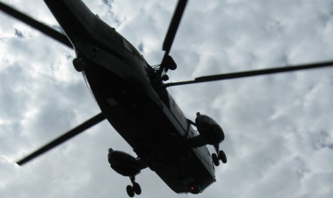 Военен хеликоптер се разби на покрива на училище - 1