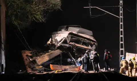 Подпорна стена изхвърли от релсите пътнически влак край Барселона, машинистът загина, ранените са близо 40