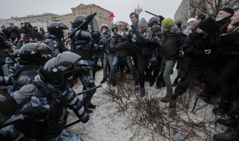 Полицията арестува над 1000 души, подкрепящи Навални - 1