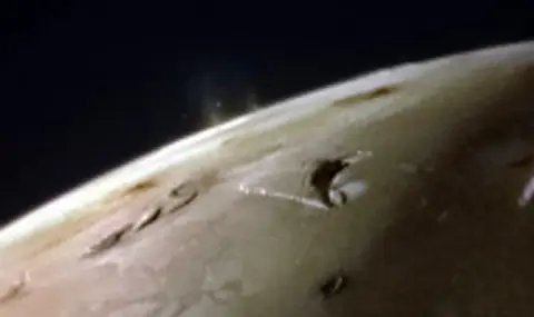 Сондата Juno показа отблизо езерата от лава на луната на Юпитер Йо - 1