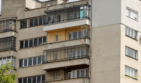 Остъклението на балконите няма да се маха - 1