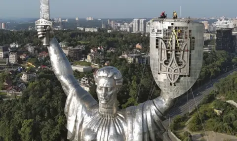 София, Рига, Киев: съветските паметници падат един след друг - 1