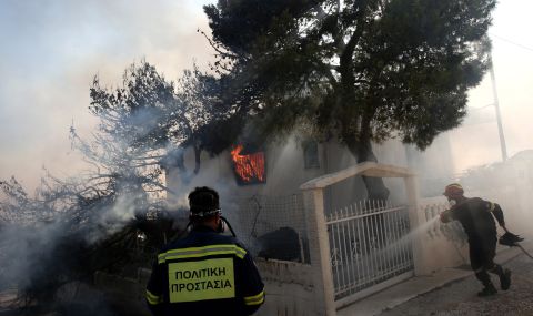 Опустошителни пожари бушуват в Гърция - 1
