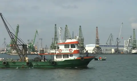 Рибари с корабите си блокираха Морска гара във Варна - 1