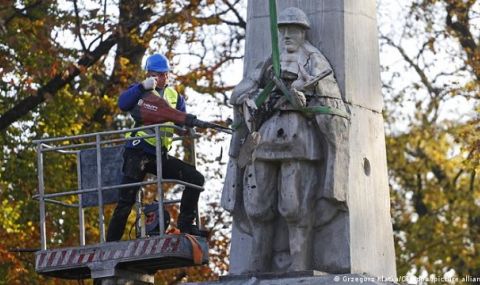 "Няма място за такива паметници": Полша демонтира съветски монументи - 1