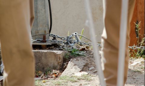 Абстинентен се барикадира въоръжен в дома си - 1