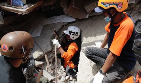 Шестгодишно момче оцеля два дни под развалини след земетресението в Индонезия  - 1