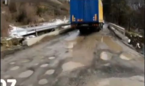 От АПИ започнаха ремонт на окаян път в Софийско едва когато разбраха, че има протест и идват медиите - 1