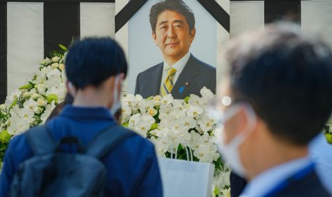 Япония се прощава с убития премиер - 1