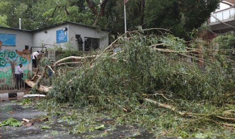 Силни бури в Гърция, властите призовават хората да си стоят вкъщи - 1