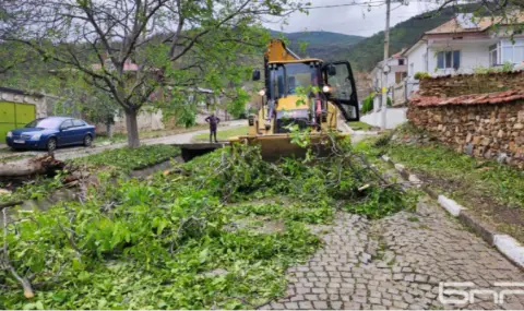 След стихията: Втори ден доброволци помагат с възстановяването на град Шипка - 1