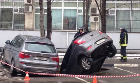 В Москва яма погълна два автомобила (Снимки) - 1