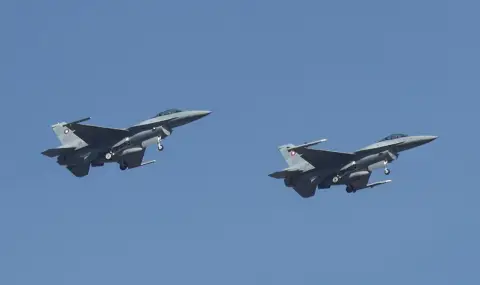 Българските изтребители F-16 изпълниха учебно-тренировъчни полети на летище „Васил Левски“ СНИМКИ
