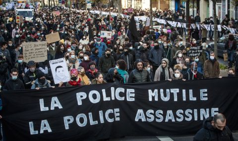 Десетки хиляди излязоха на протест срещу полицейското насилие в няколко френски града - 1