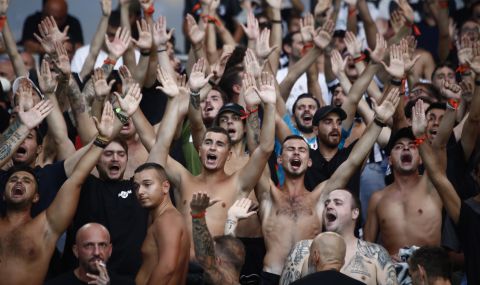 Разследват агитката на Ювентус за нацистки символи по време на мача срещу ПСЖ - 1