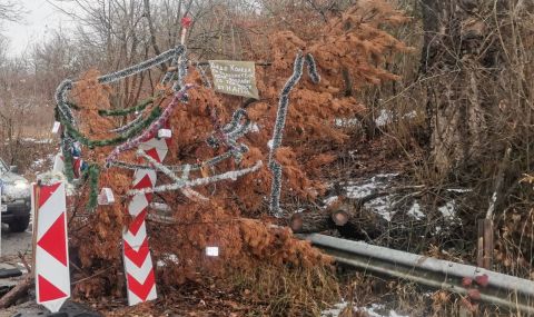 Куриоз в село Миланово: Сложиха коледна украса на дупка в пътя - 1