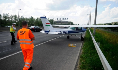 Самолет кацна на унгарска магистрала - 1