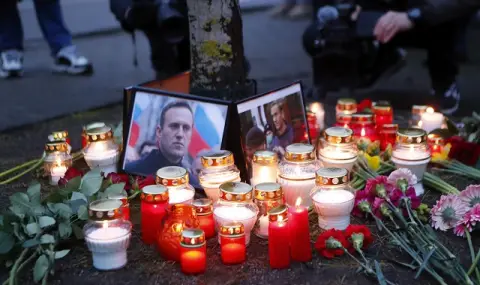 В памет на Алексей! Хиляди жители на Москва продължават да оставят цветя на гроба на Навални - 1