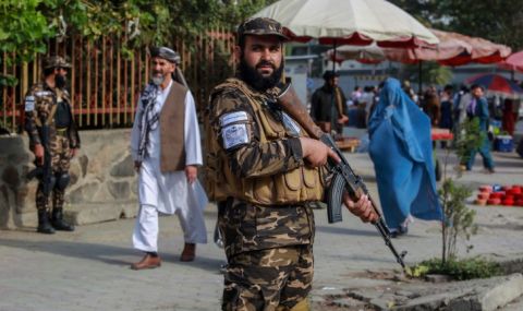 Дванайсет души бяха публично бити с камшик от талибаните на стадион в Афганистан  - 1