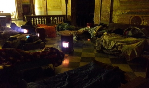 Ватиканът пусна бездомни да спят в църква - 1