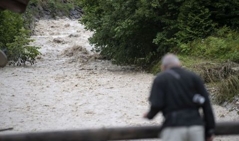 Авария на водопровод предизвика наводнение в центъра на Варна - 1