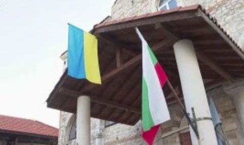 Партийни активисти свалиха украинското знаме от храм в Несебър - 1