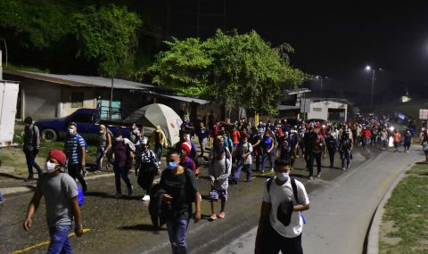 САЩ задържали 210 000 мигранти на границата с Мексико миналия месец - 1