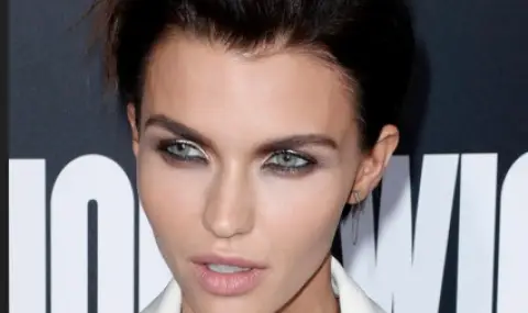 На концерт на Джъстин Бийбър: Кейти Пери седнала на лицето на Руби Роз, актрисата повърнала - 1