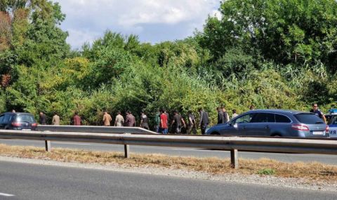 Заловиха голяма група нелегални мигранти край Бургас - 1