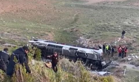 Тежка катастрофа със загинали в Турция: Автобус със студенти излетя от пътя - 1