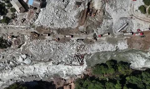 More than 30 people are missing after a landslide  - 1