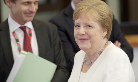 Меркел няма никакво намерение да отстъпва - 1
