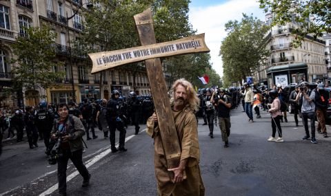 Протестите срещу здравния пропуск във Франция продължават - 1