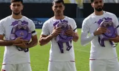 Националният тим по футбол на Иран показа училищни чанти в знак на протест СНИМКА - 1