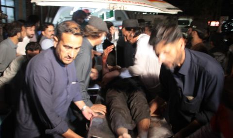 Кървав атентат срещу полицейски участък в Пакистан - 1