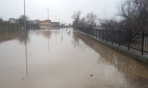 В Крумовград положението е страшно! Гробището е под вода! ВИДЕО