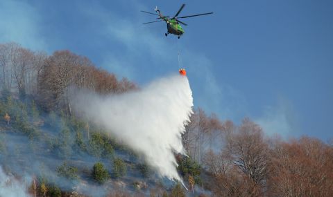 Военни и вертолет продължават да помагат в борбата с големия пожар край Югово - 1