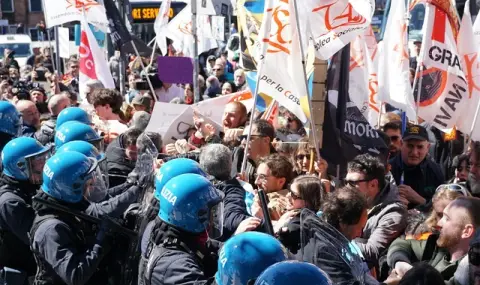 Срещу туристическата такса! Сблъсъци между полицията и протестиращи във Венеция