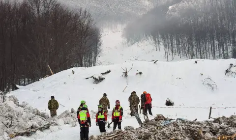 Лавина в Италия: жертви и заровени скиори няколко метра под снега - 1