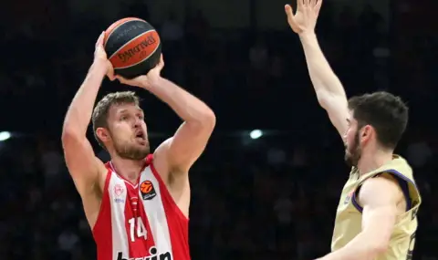 Александър Везенков беше най-резултатен при разгромна победа на Олимпиакос - 1