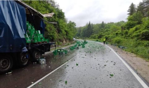Бира се изсипа на пътя Русе-Бяла след катастрофа между два тира  - 1