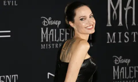 Какво пише на новата татуировка на Анджелина Джоли? - 1