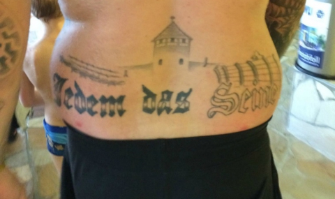 Условна присъда за германски политик с татуировка на „Аушвиц“ - 1