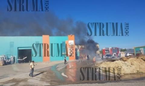 Голям пожар в складовете на петрички бизнесмен, гърмят бутилки с метан - 1