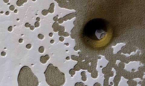 NASA откри гигантска дупка на Марс - 1