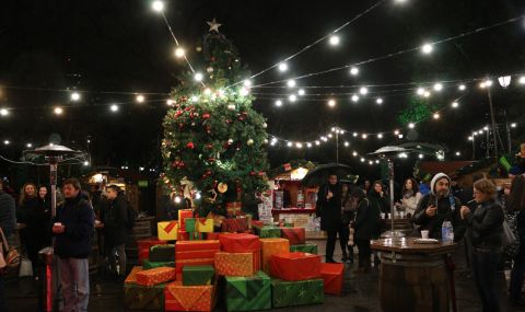 Забраняват масите на откритите Коледни базари в София - 1