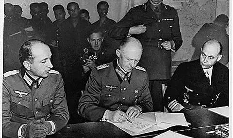 7 май 1945 г.: Генерал Алфред Йодъл подписва в Реймс безусловната капитулация на Германия - 1